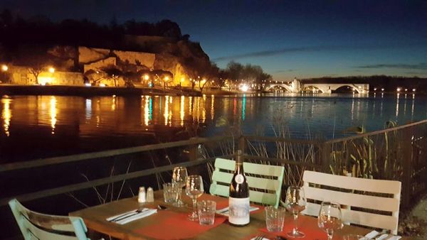 Essen mit malerischem Flussblick