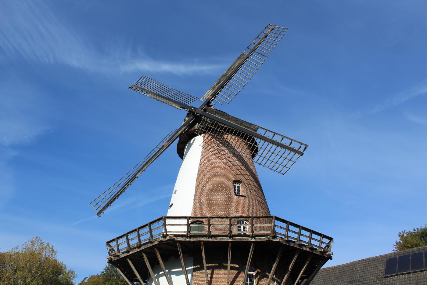 Entdecke idyllische Dörfer und historische Städte.