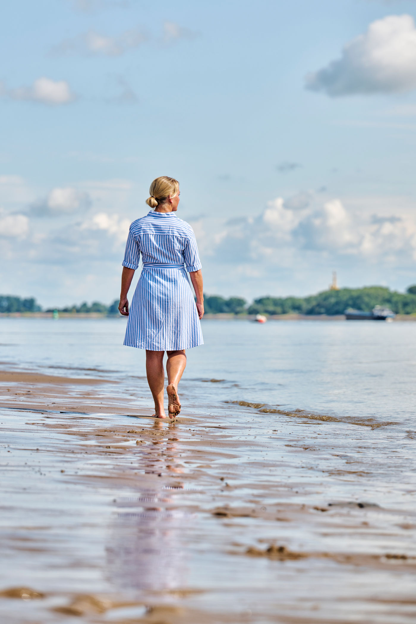 Dove la diga è il punto più alto, l'aria salata e il mare poco distante.