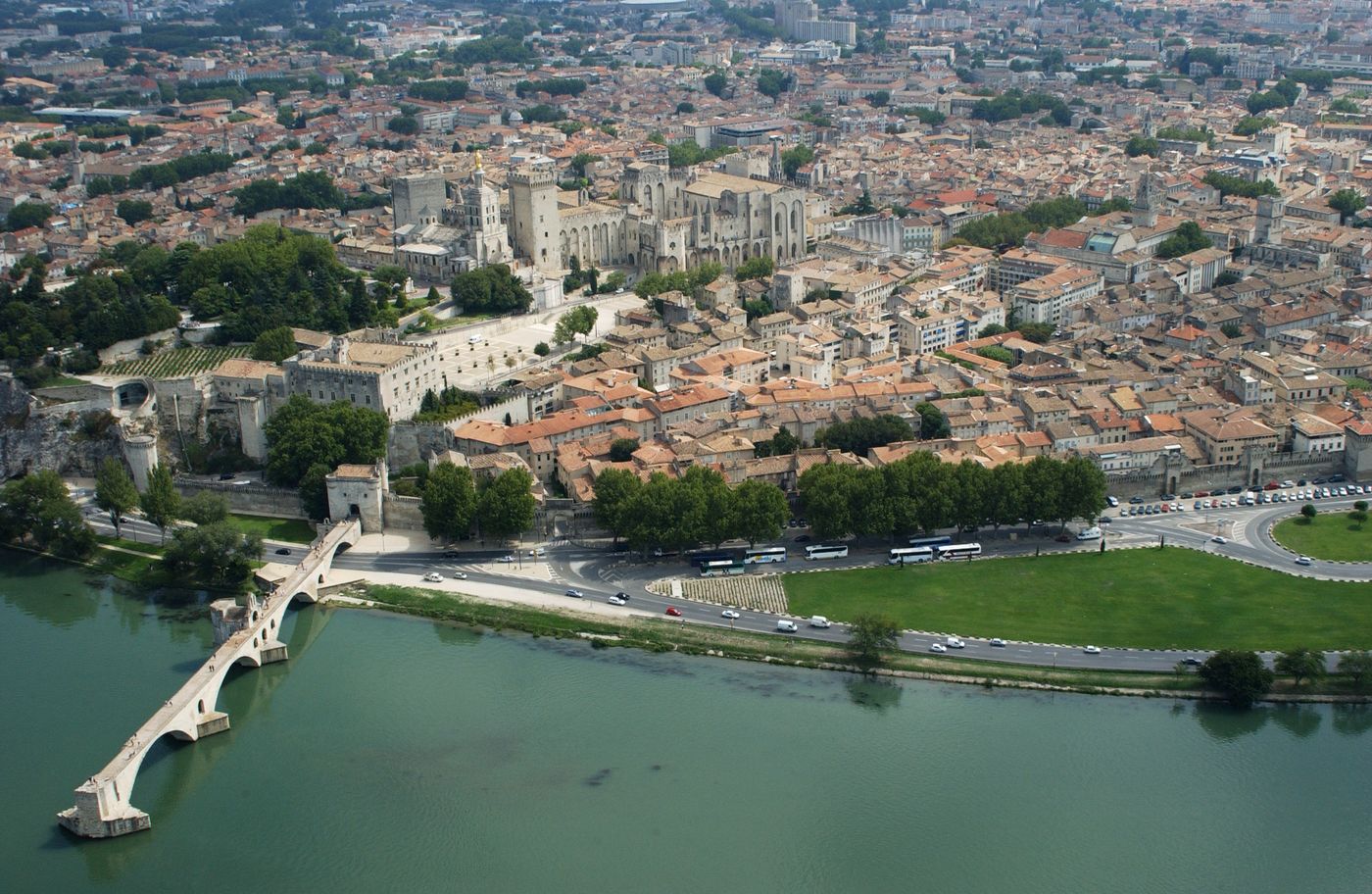 Avignon: aken Provence'i