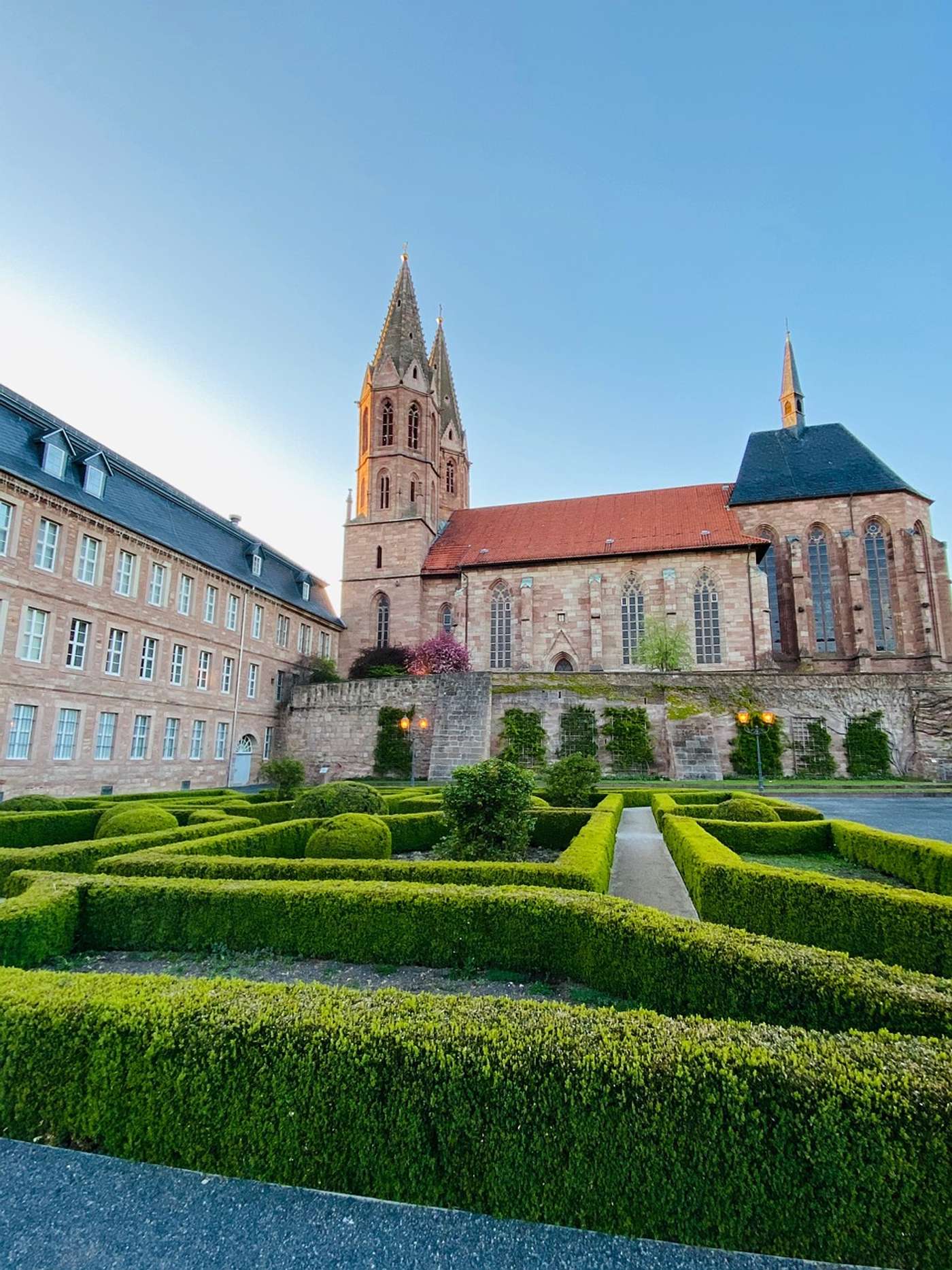 Entdecke
sagenumwobene Burgen und Städte.