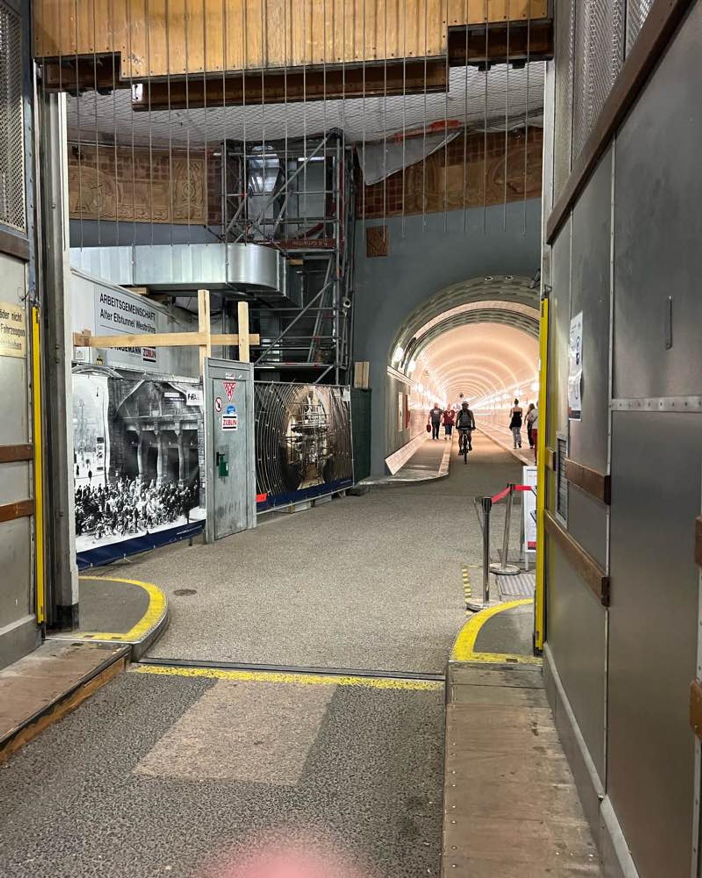 Seinerzeit Autos heute 🚲 im alten Elbtunnel