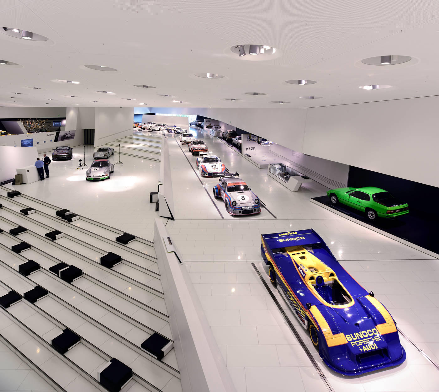 Schnelle Autos und glänzende Geschichte