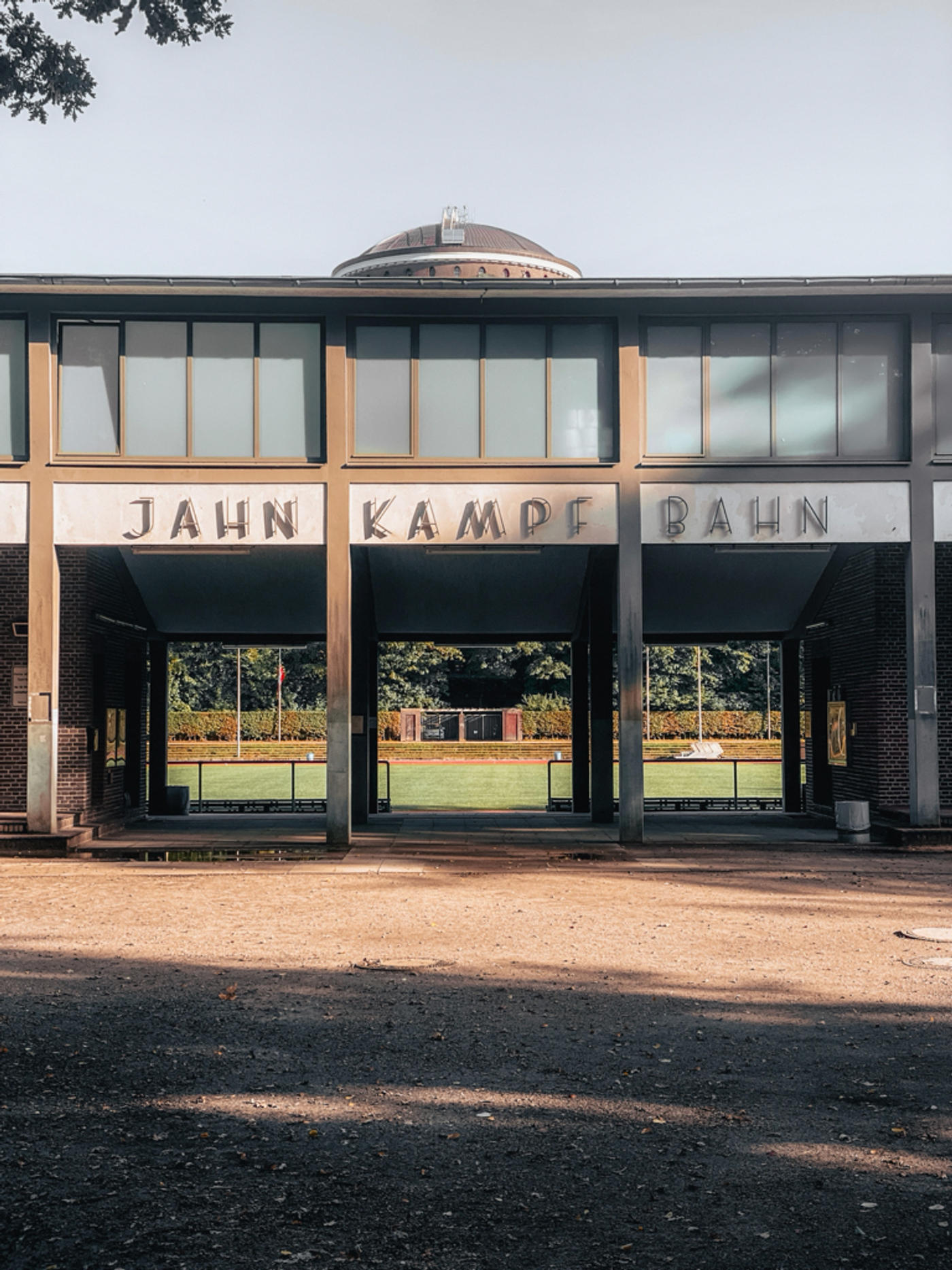 Laufen im Schatten des Planetarium