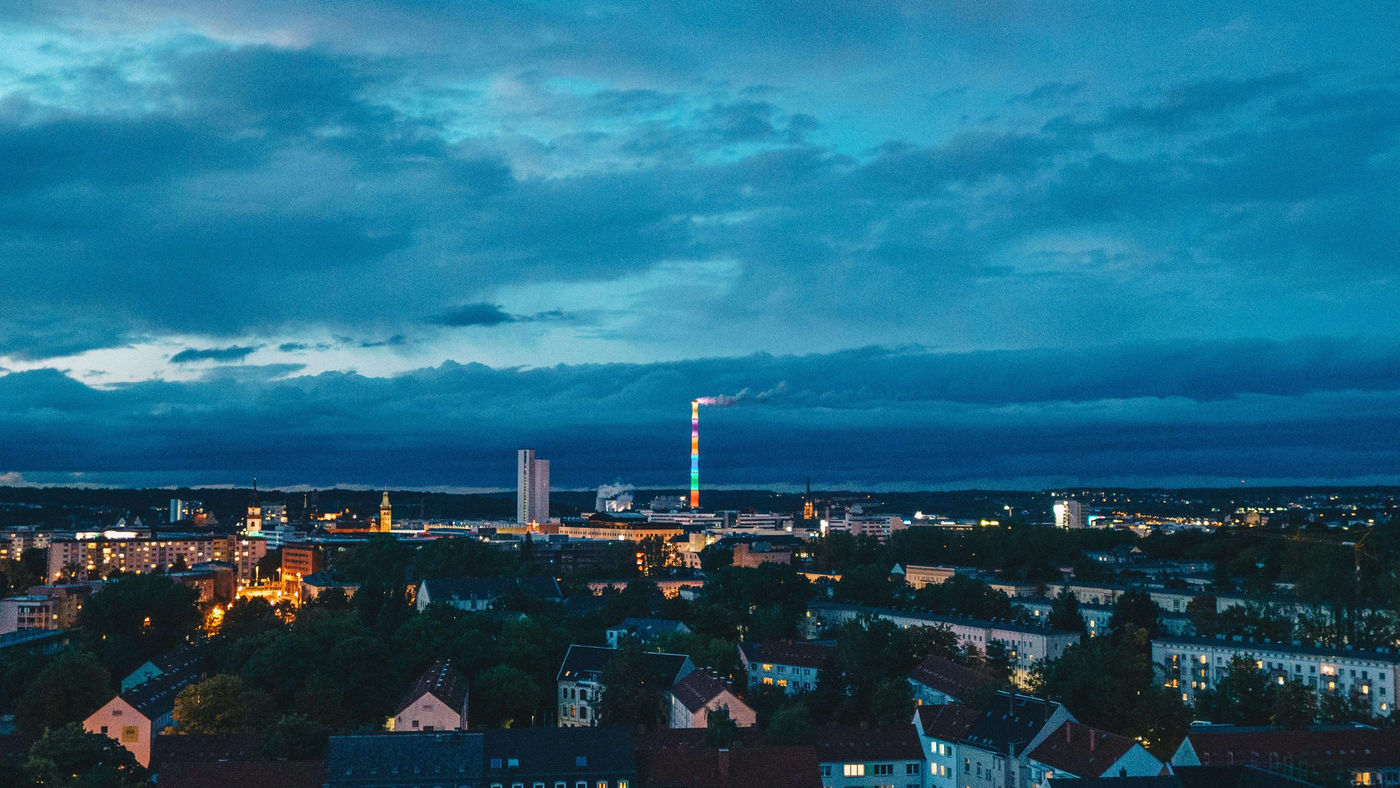 Buntes Wahrzeichen bei Nacht 