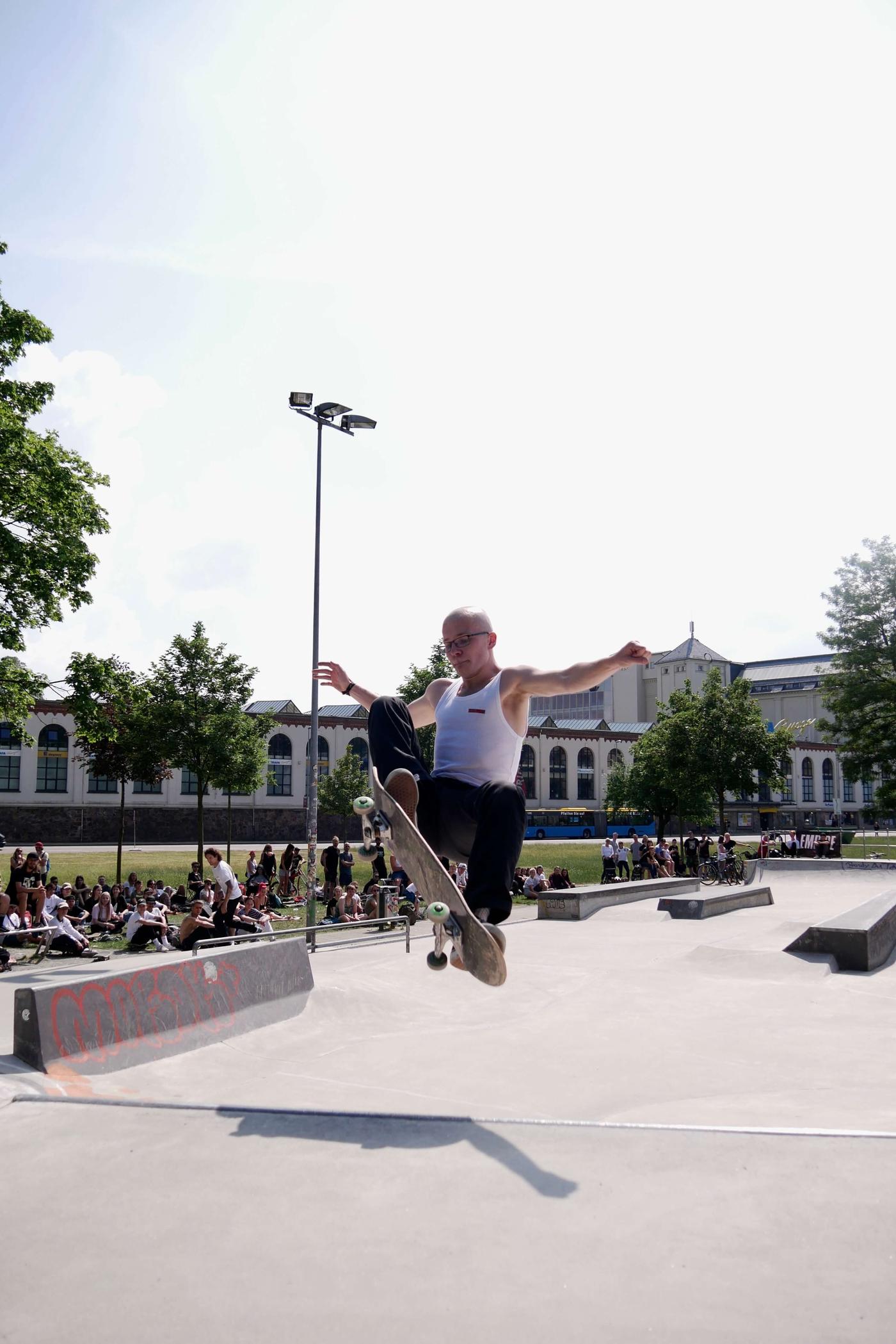 Skate-Action im urbanen Parkflair