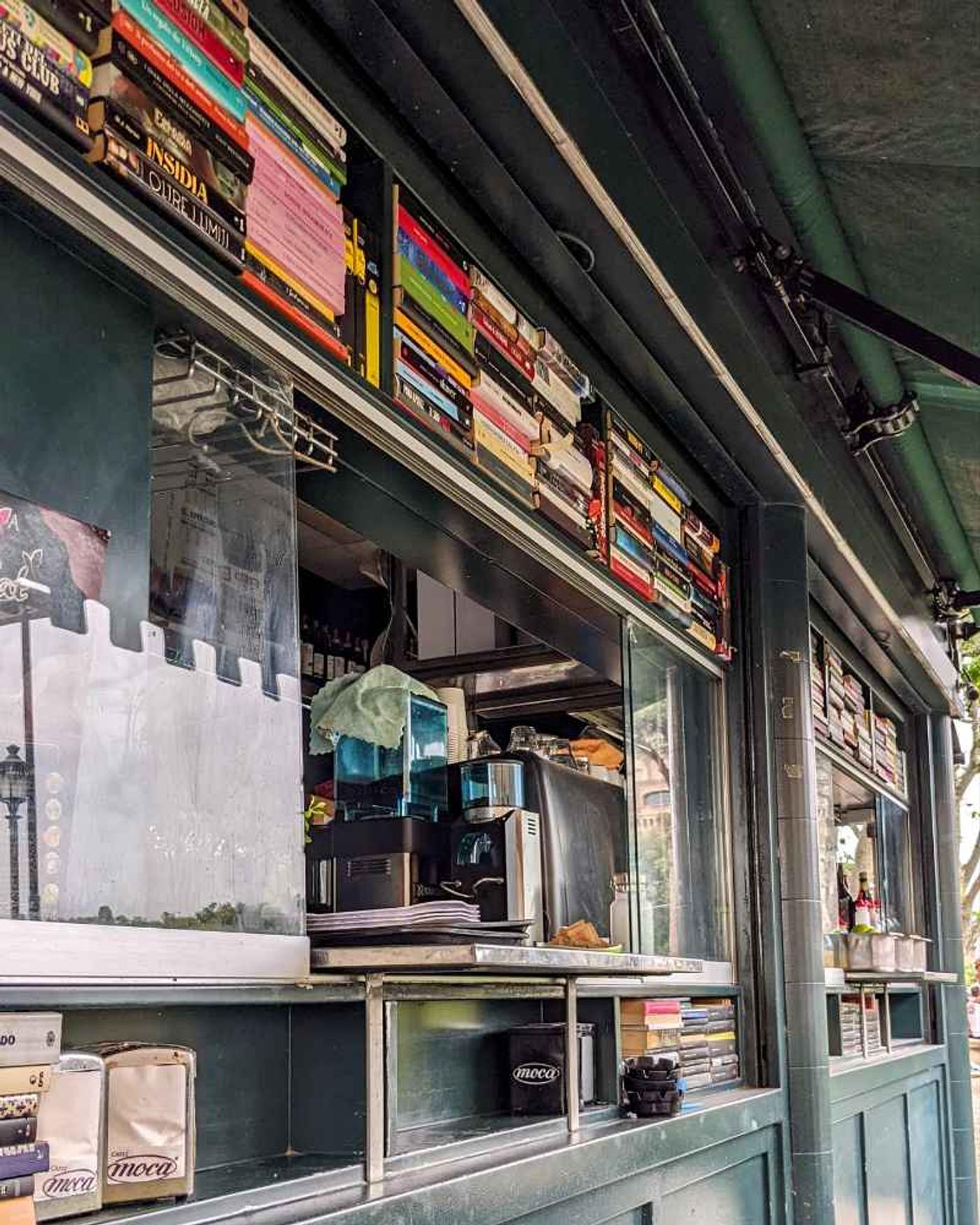 Bibliobar in Rome. It can't get any better. 📚♥️