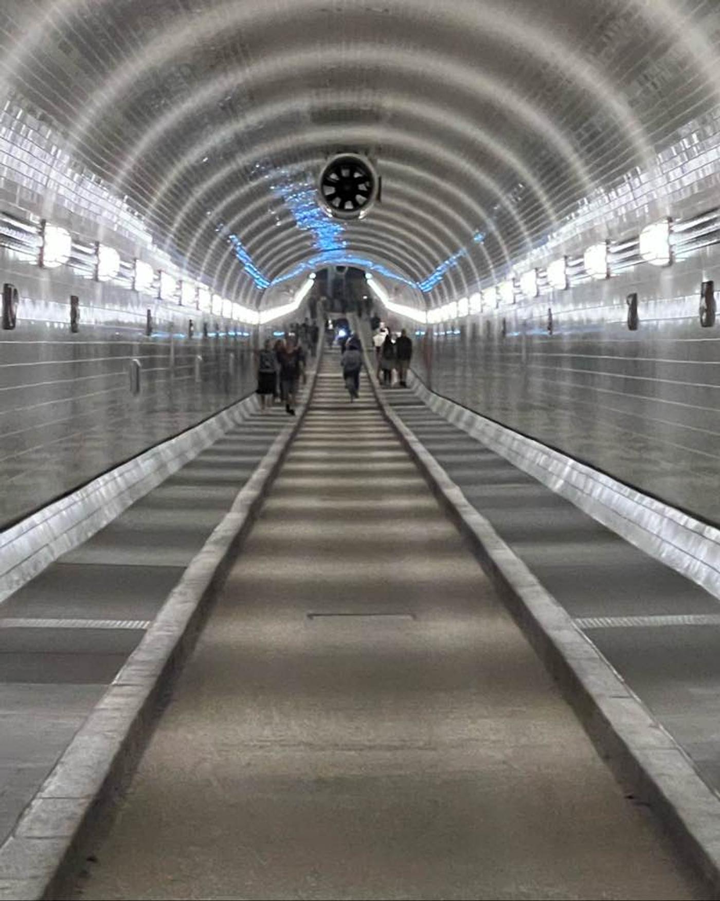 Seinerzeit Autos heute 🚲 im alten Elbtunnel