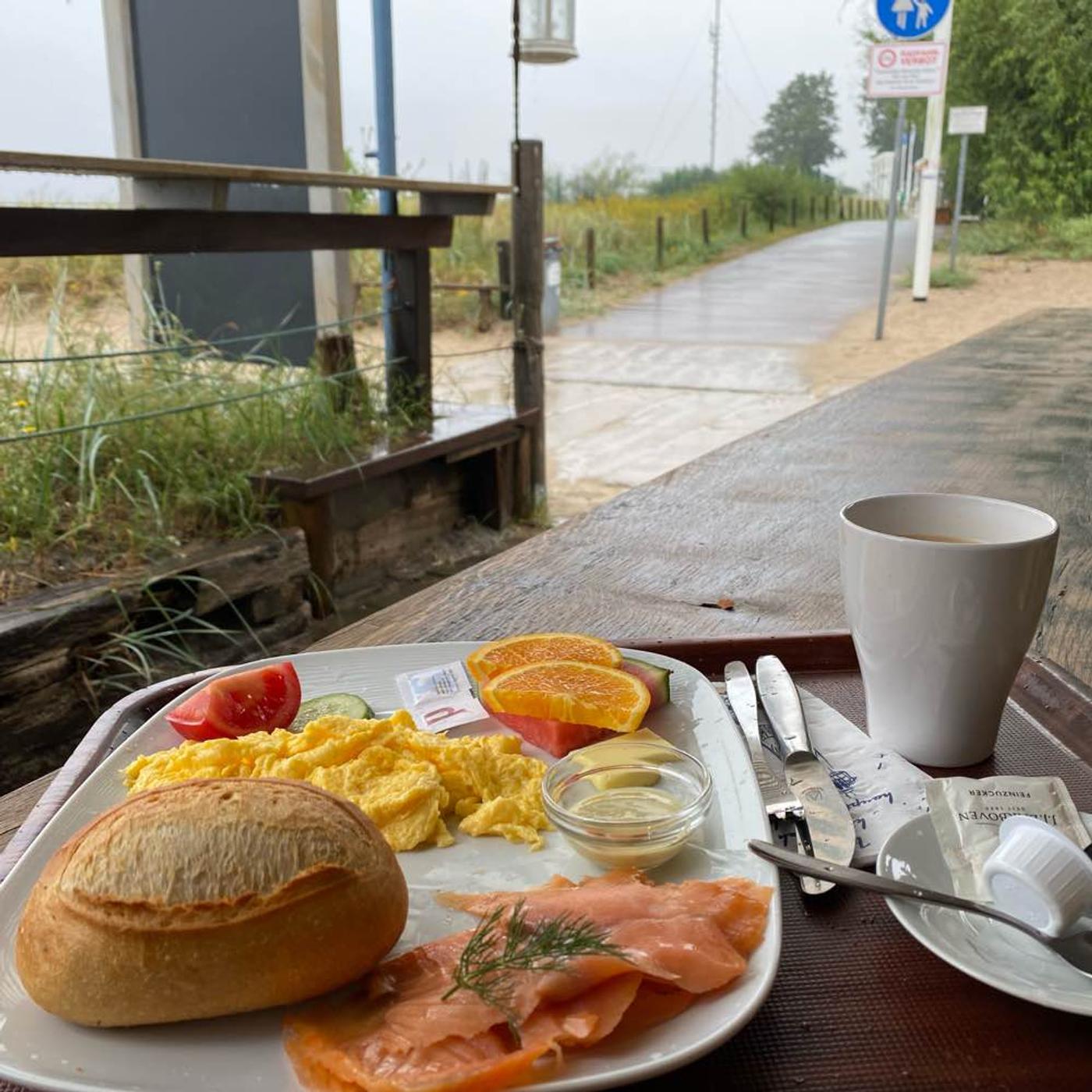 Sadewasser‘s Räucherhütte. Lachsfrühstück. Sehr nett!