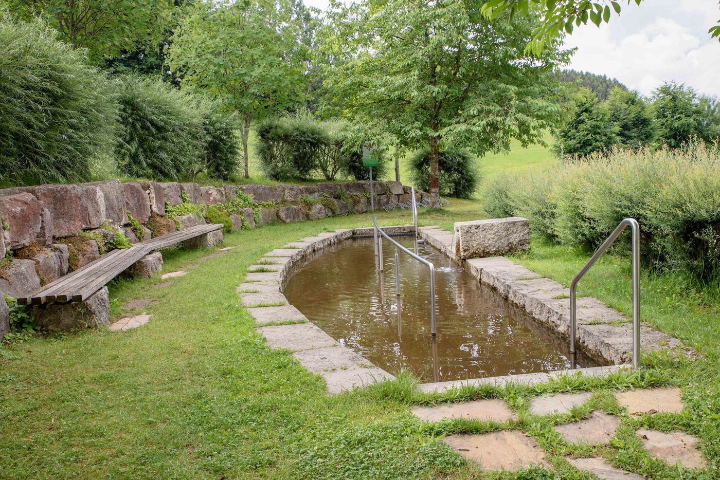 Wohltuende Erfrischung am Wasser