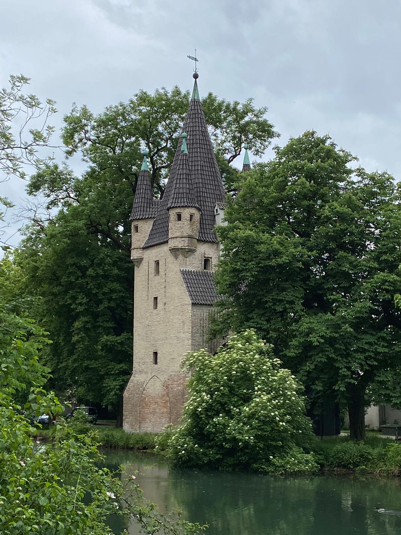Fünfgratturm - ein Wehrturm  mit "fünf Fingerle"