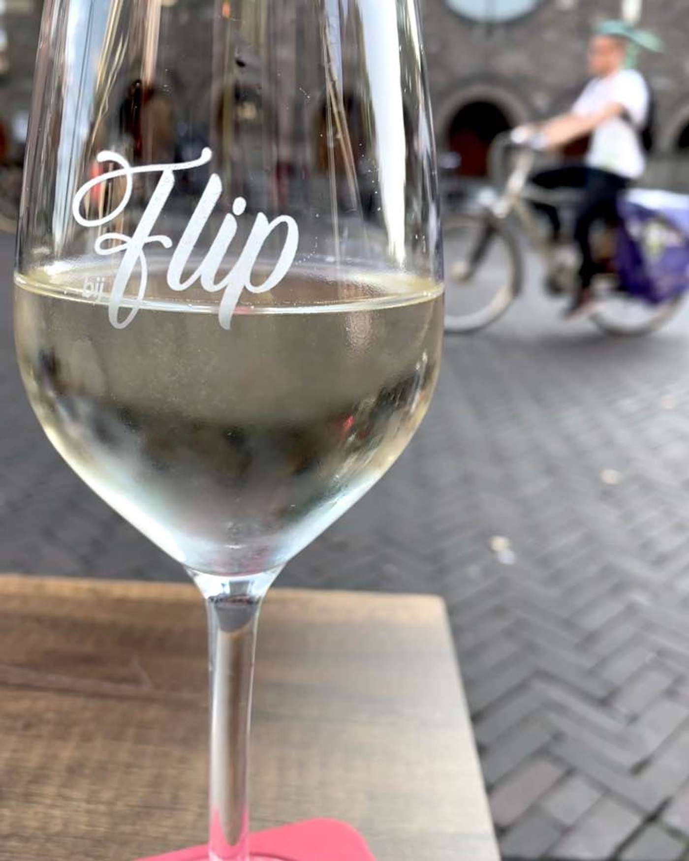Eetcafé bij Flip. Lecker Wein und Snacks, Blick ins Zentrum