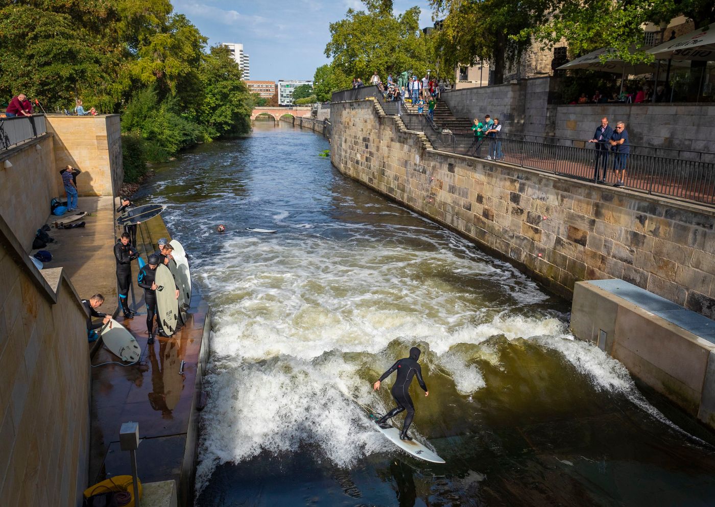 Surfen mitten in der Stadt