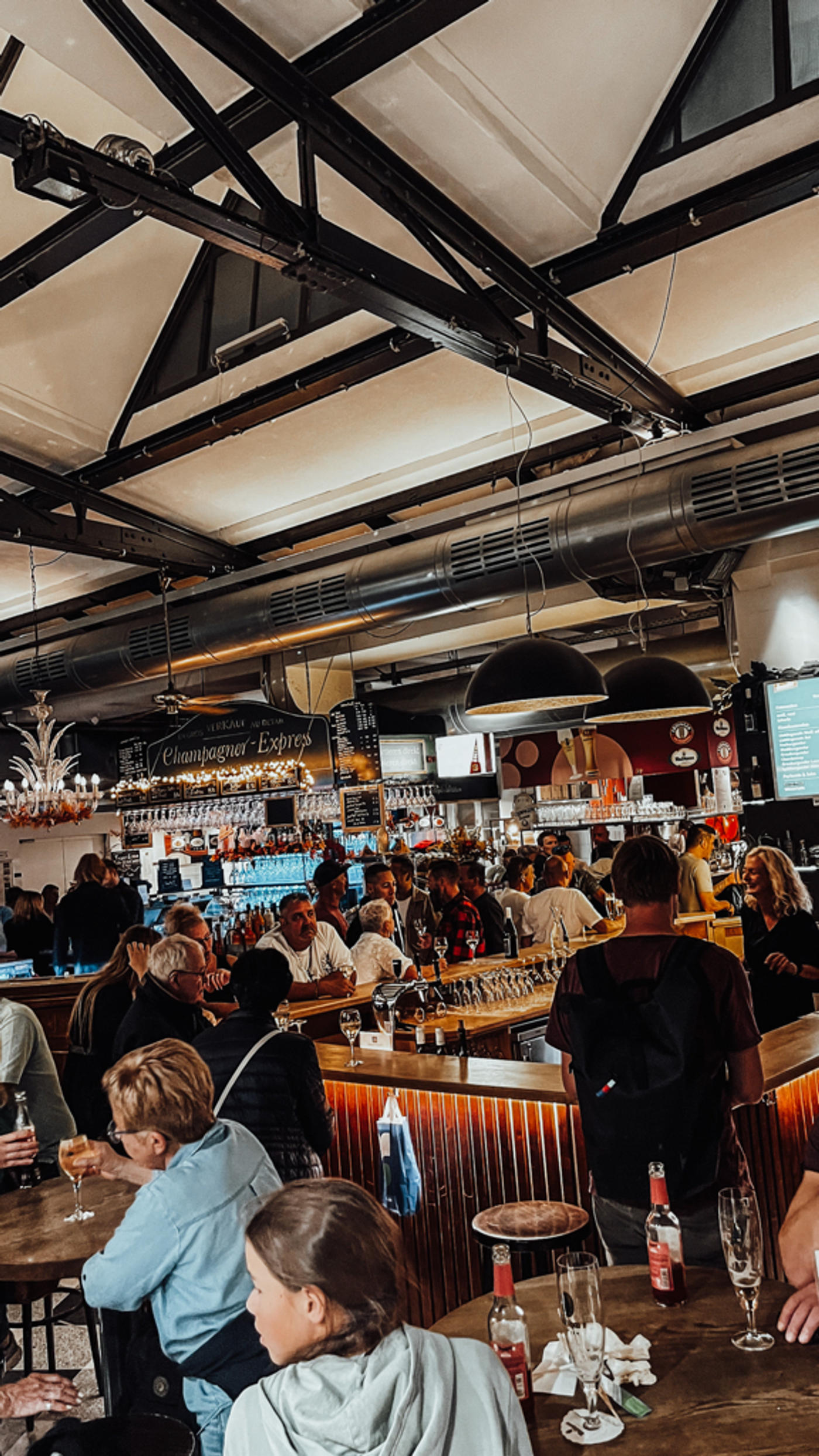 In einer Halle um die Welt.