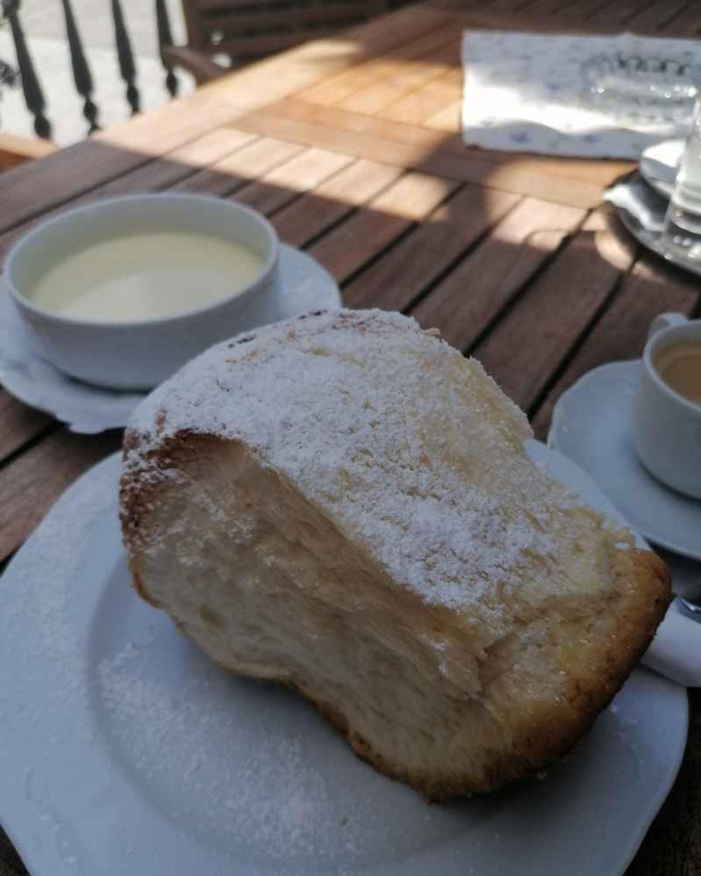 Buchtel mit Vanillesauce 