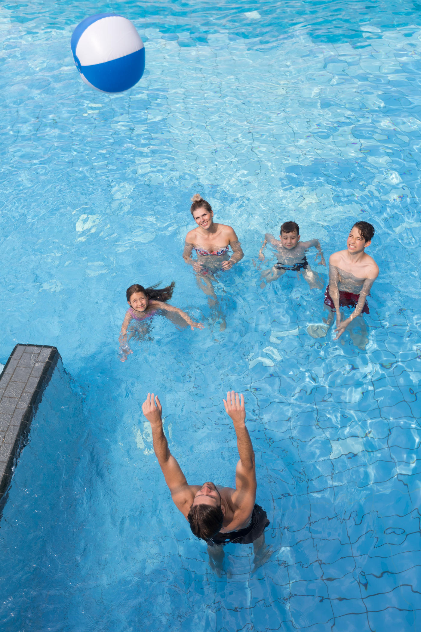 Durch die Wasserrutsche in den Bergbau