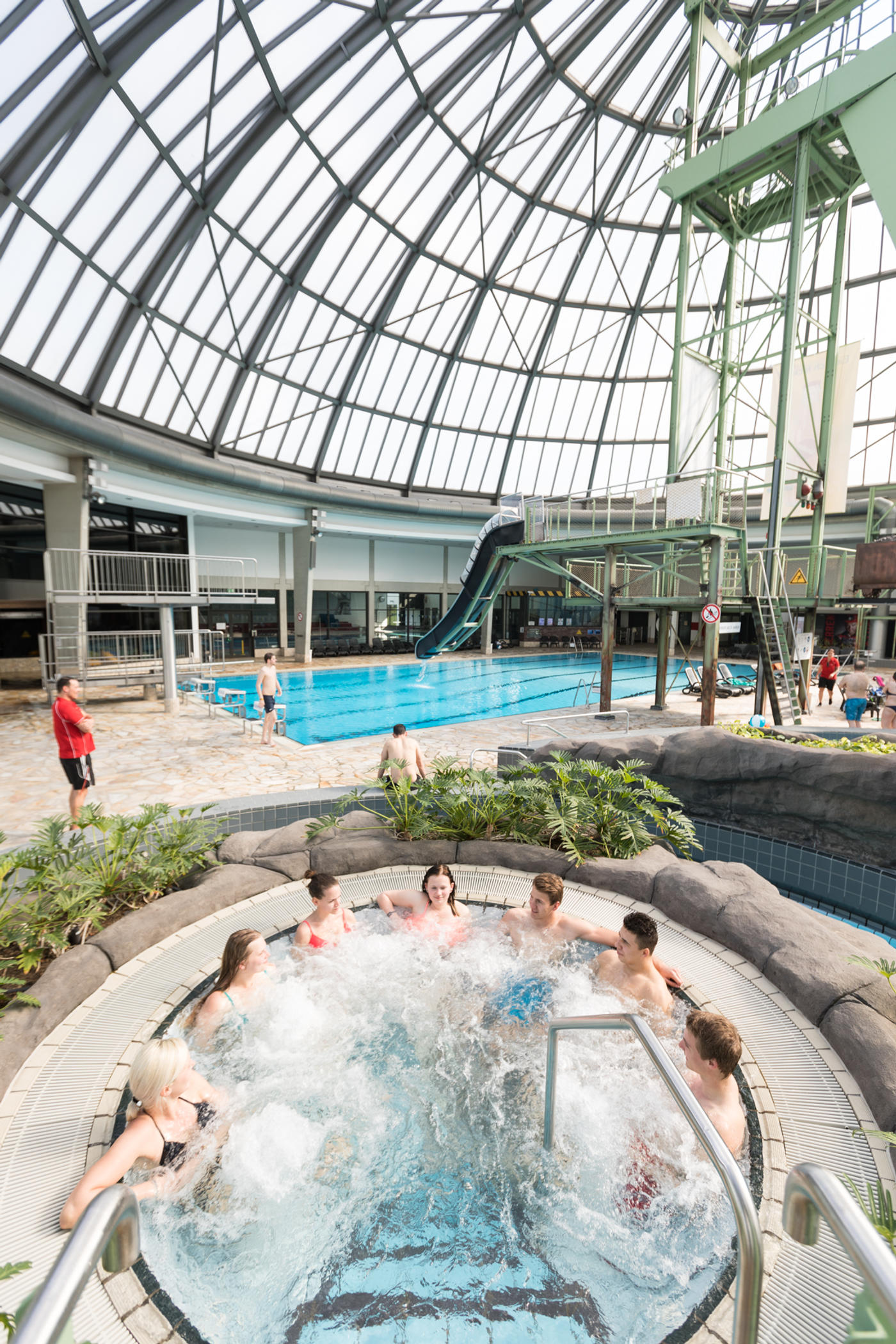 Durch die Wasserrutsche in den Bergbau