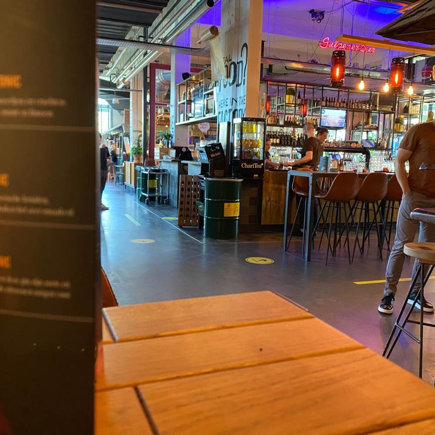 Twentsche Foodhal. Kleine, coole Markthalle mit Streetfood