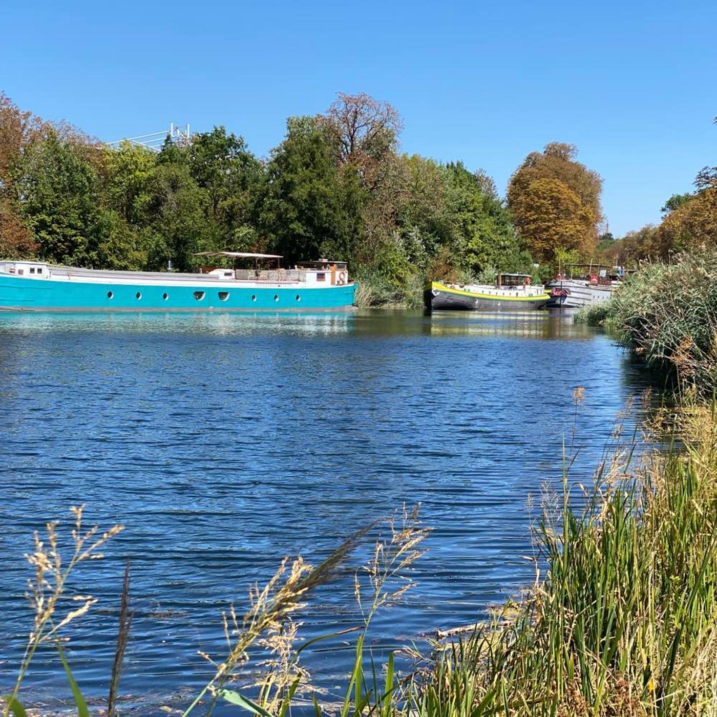 Romantischer Spazierweg an Hausbooten entlang.