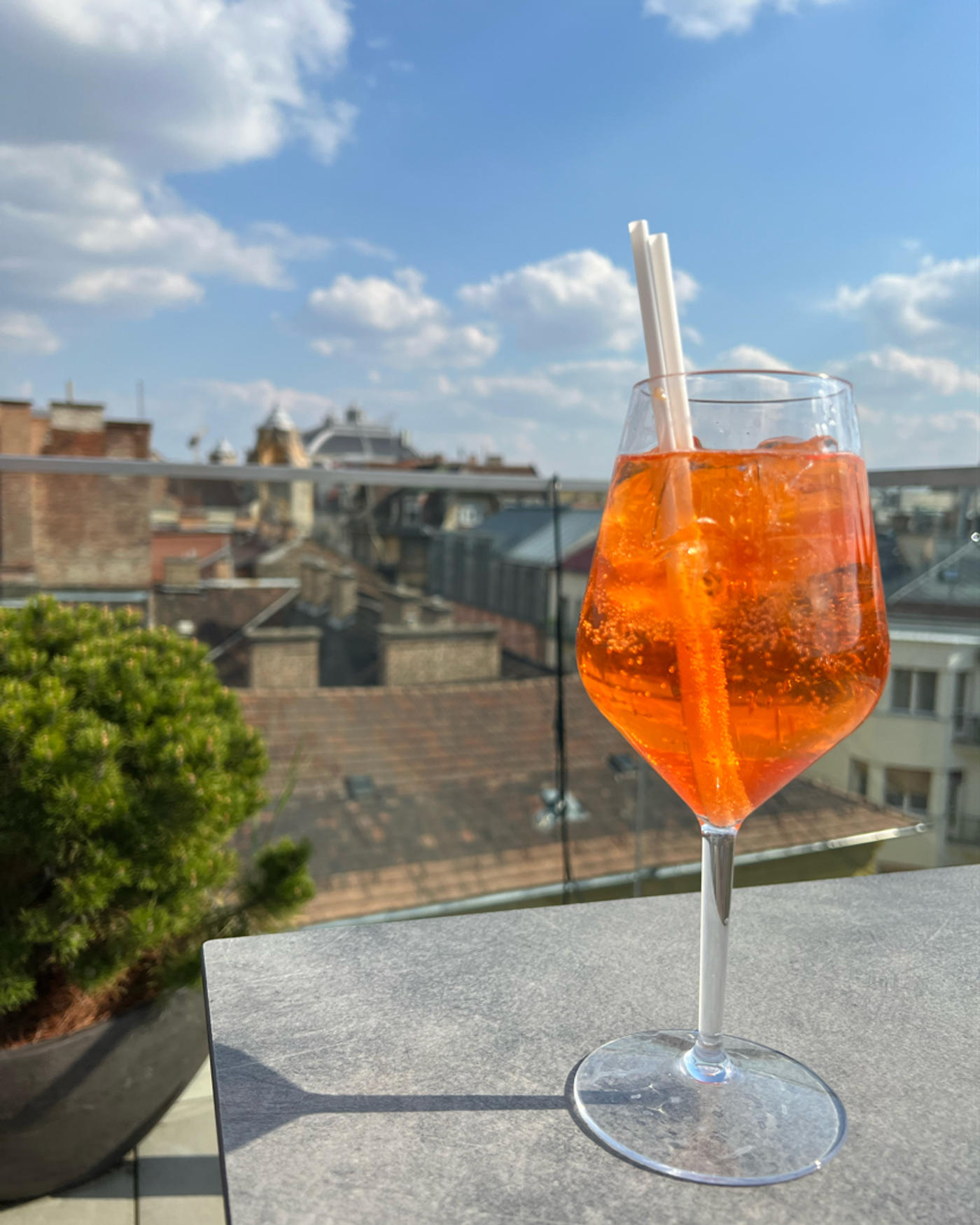 Coole Drinks und ein Pool über den Dächern Budapests