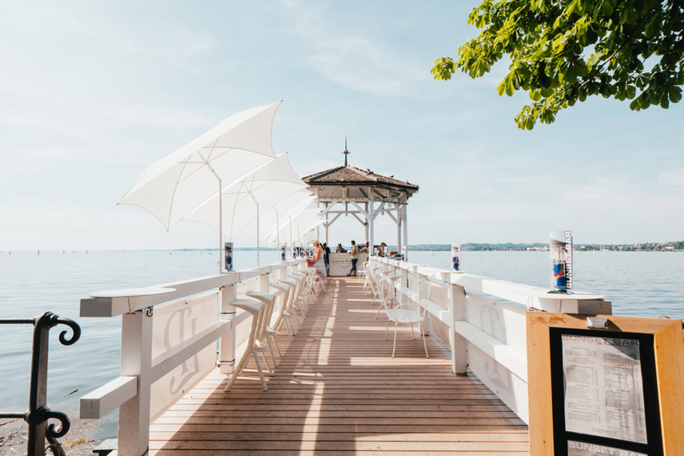 Kühle Drinks und Sonnenuntergang am See