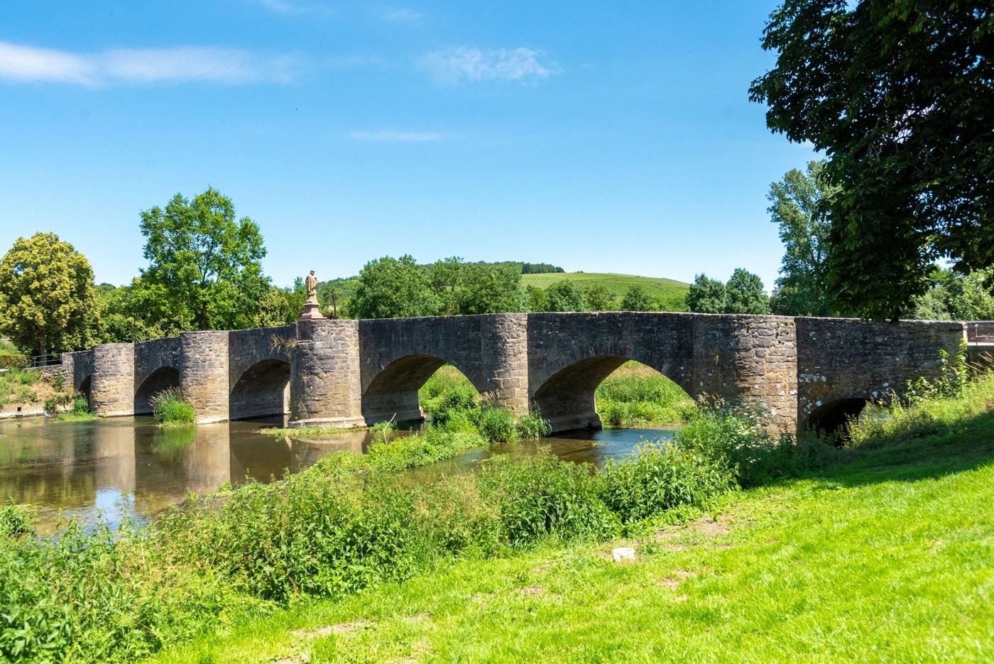 Historische Brücke mit malerischem Ausblick