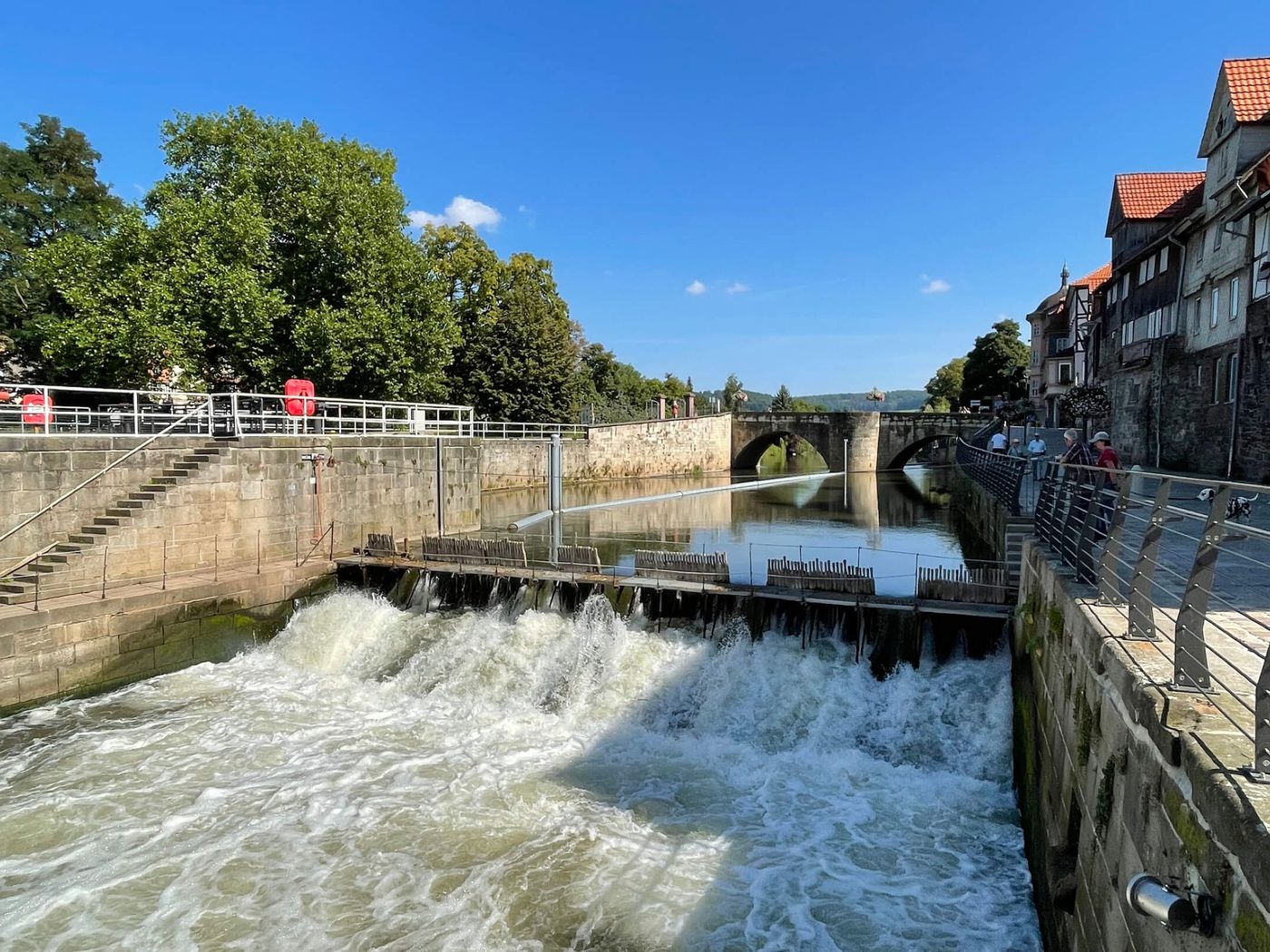 Entspannen am historischen Flussufer