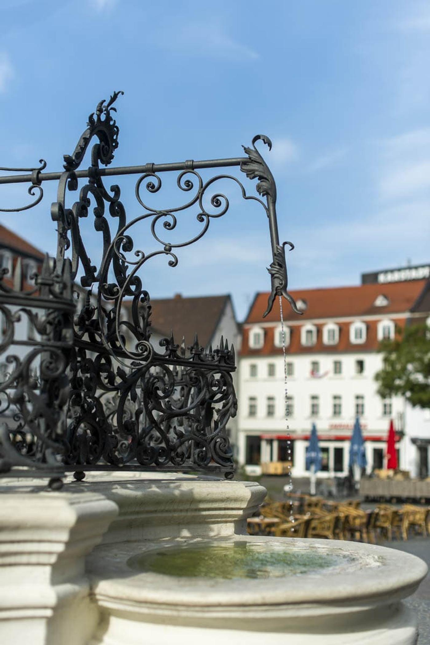 Barocke Pracht und lebendiges Markttreiben