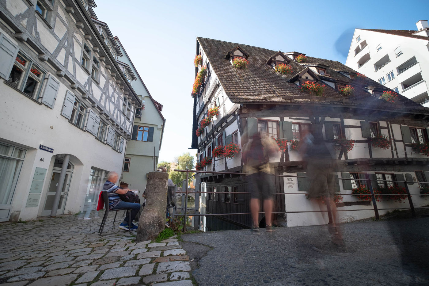 Das schräge Hotel am Flussufer