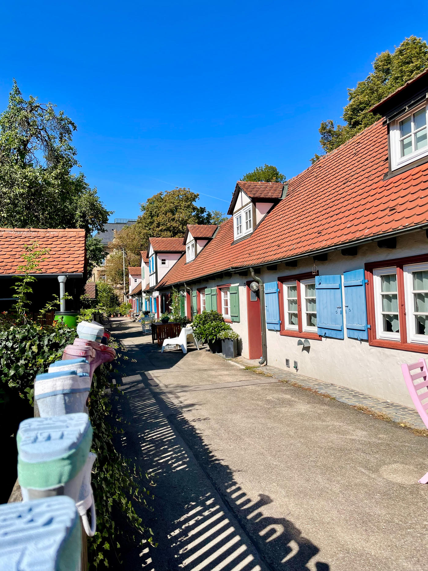 Farbenfrohe Idylle auf historischer Stadtmauer