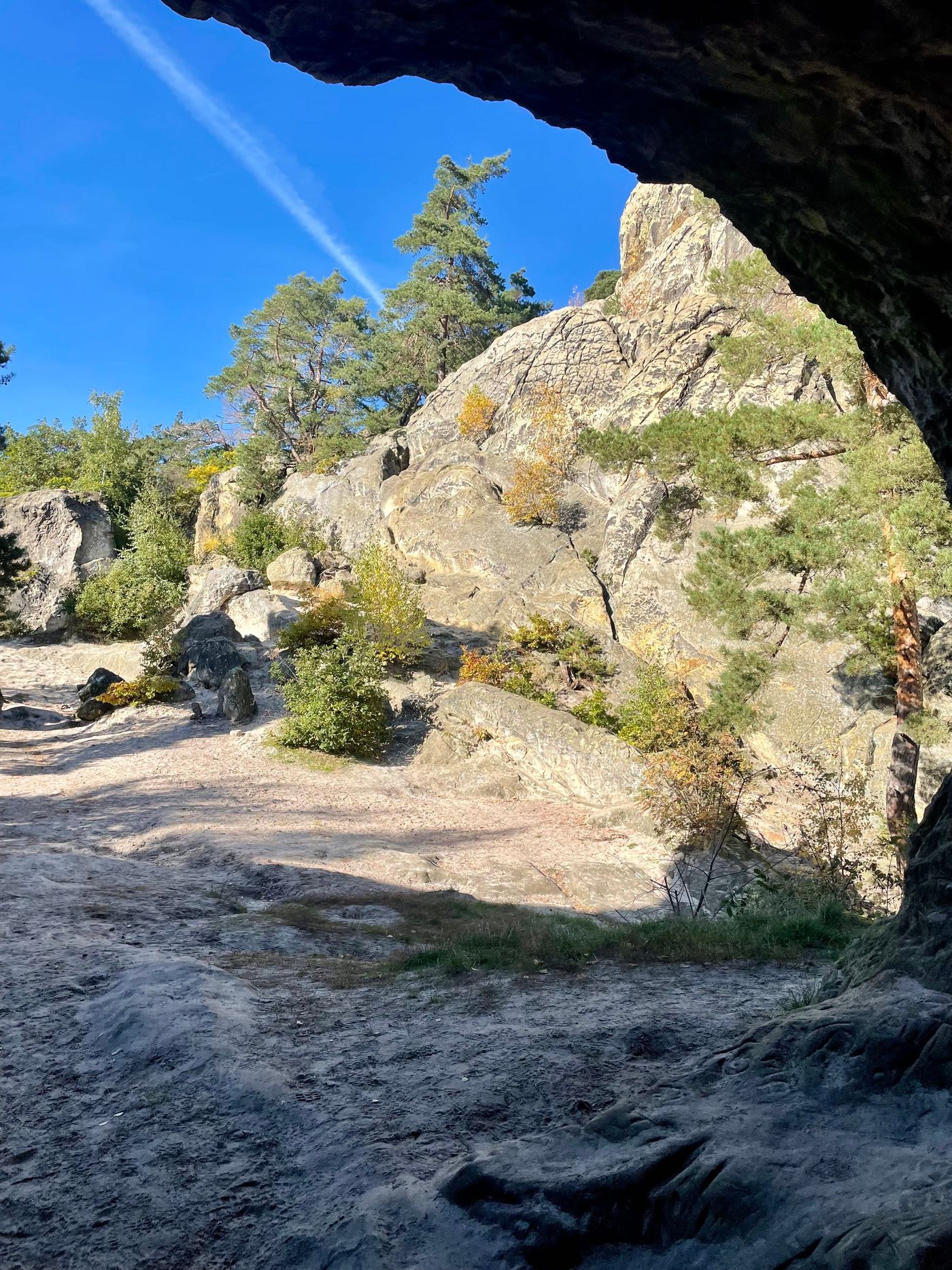 Strandsand mitten zwischen Wald und Fels