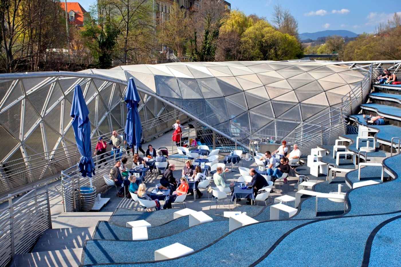 Ein schwimmendes Kunstwerk voller Leben