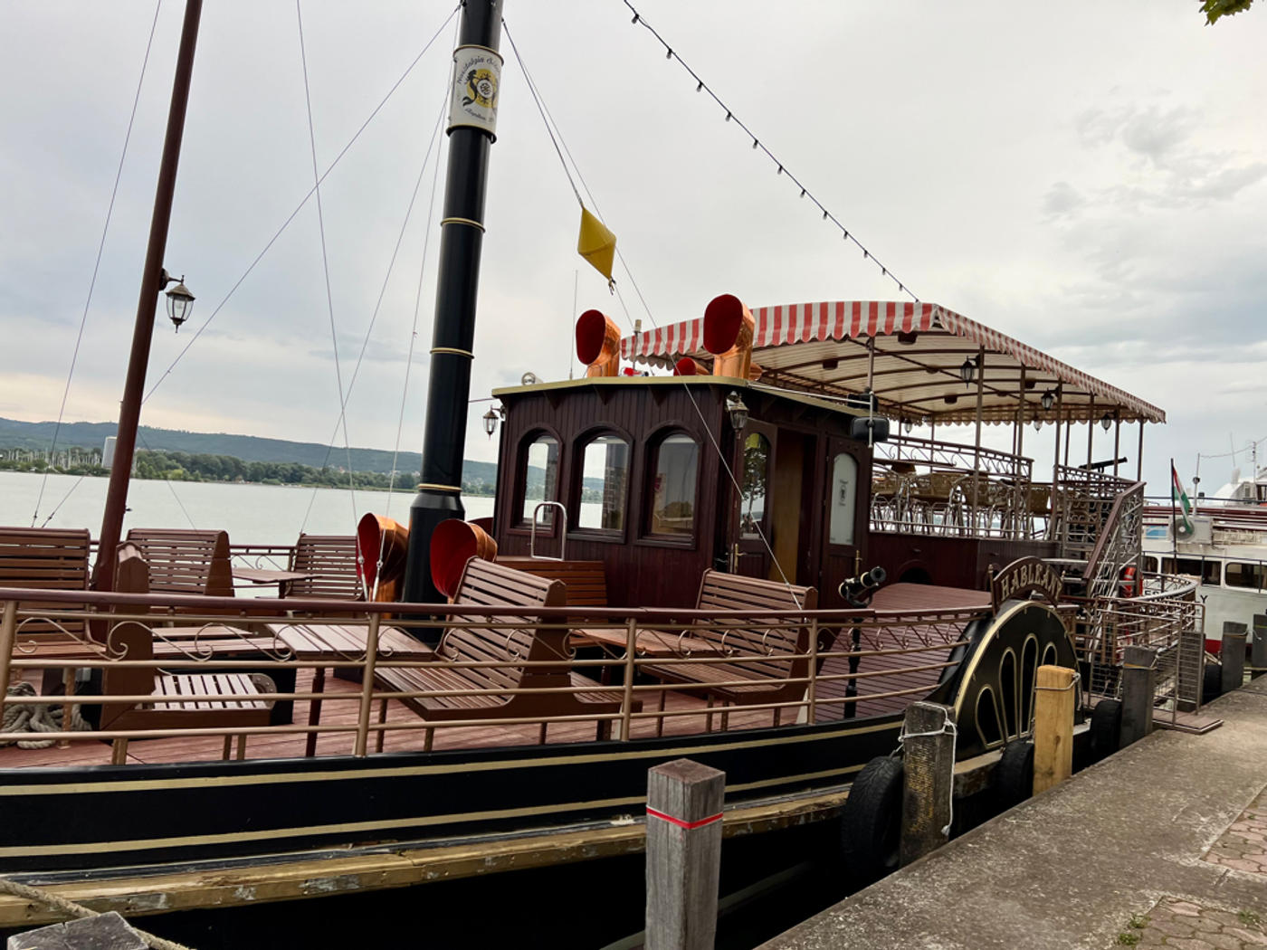 Weinverkostung am Wasser