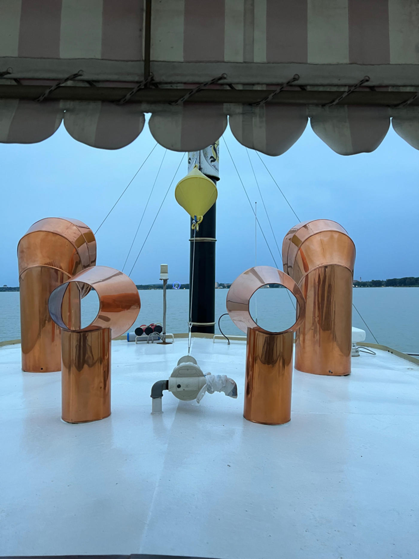 Weinverkostung am Wasser