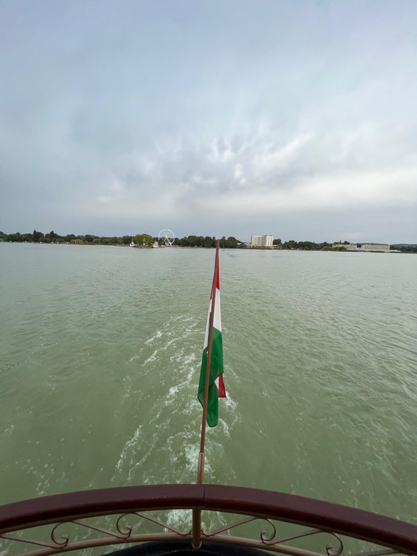 Weinverkostung am Wasser