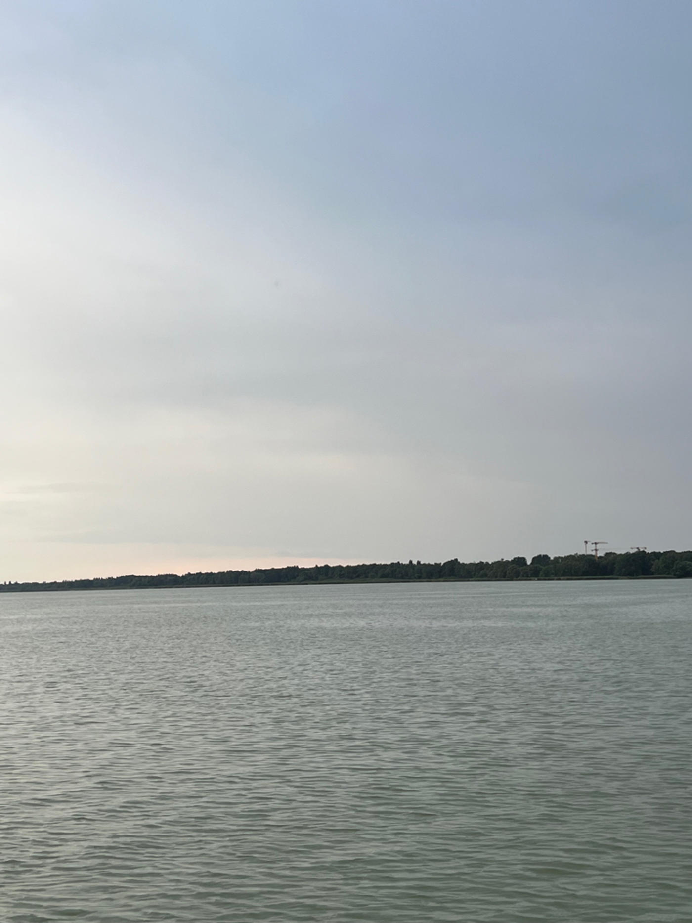 Weinverkostung am Wasser