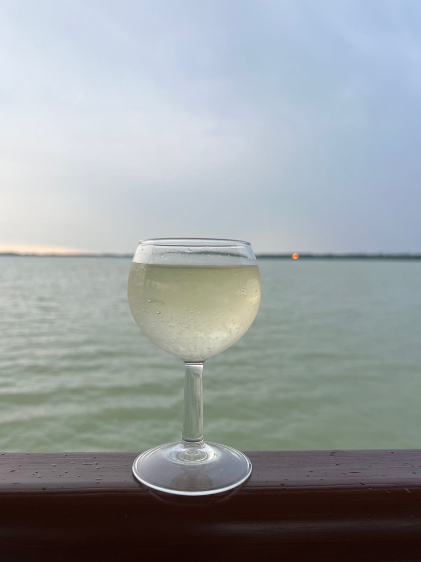 Weinverkostung am Wasser
