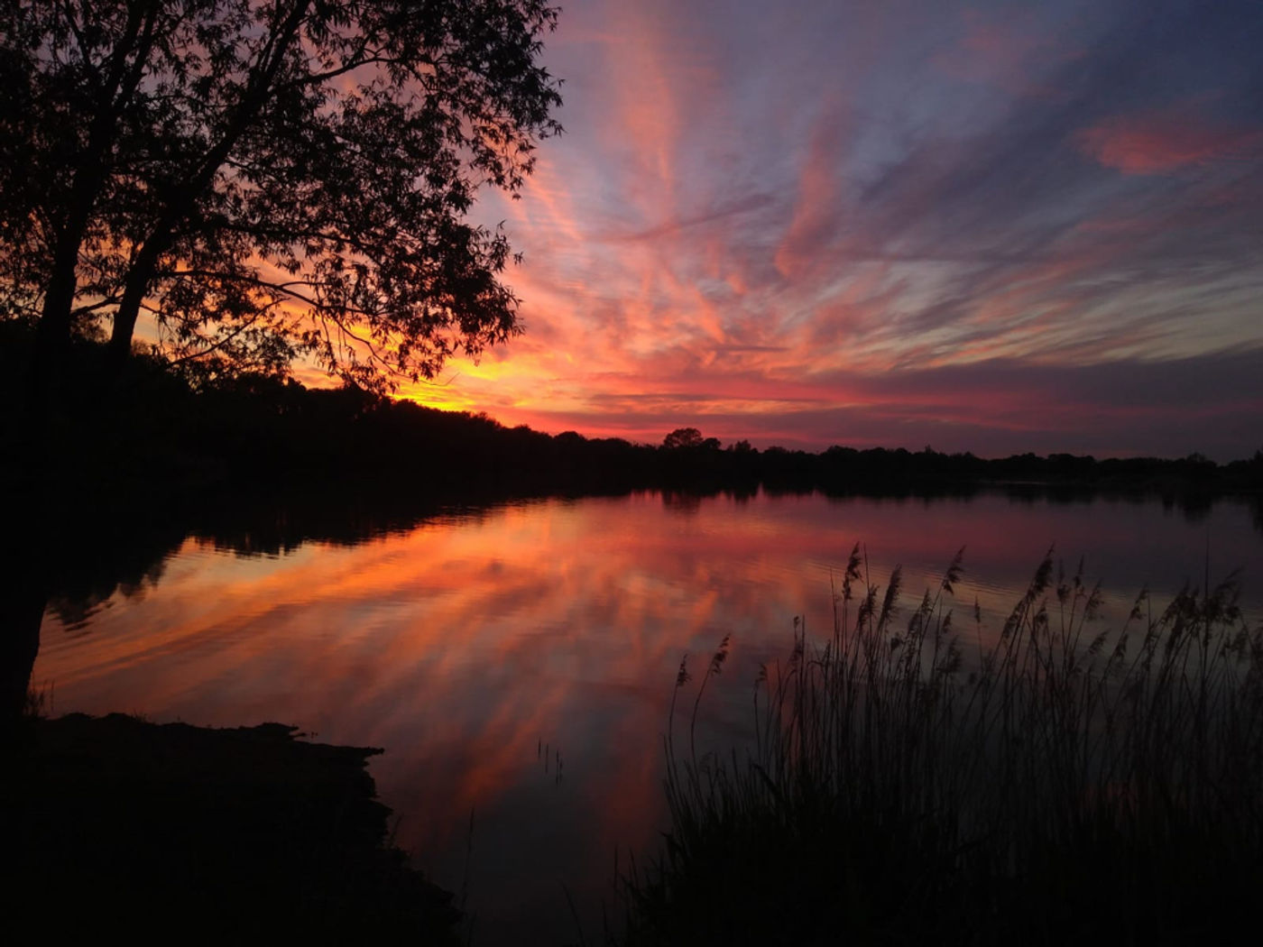 Romantischer Sonnenuntergang am Rosdorfer Baggersee