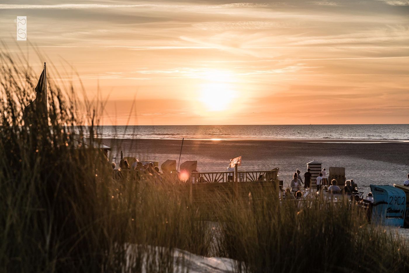 Mit den Füßen im Sand dem Sonnenuntergang entgegenfiebern!