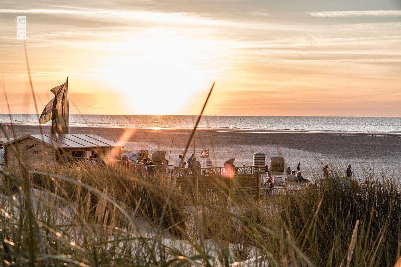 Mit den Füßen im Sand dem Sonnenuntergang entgegenfiebern!