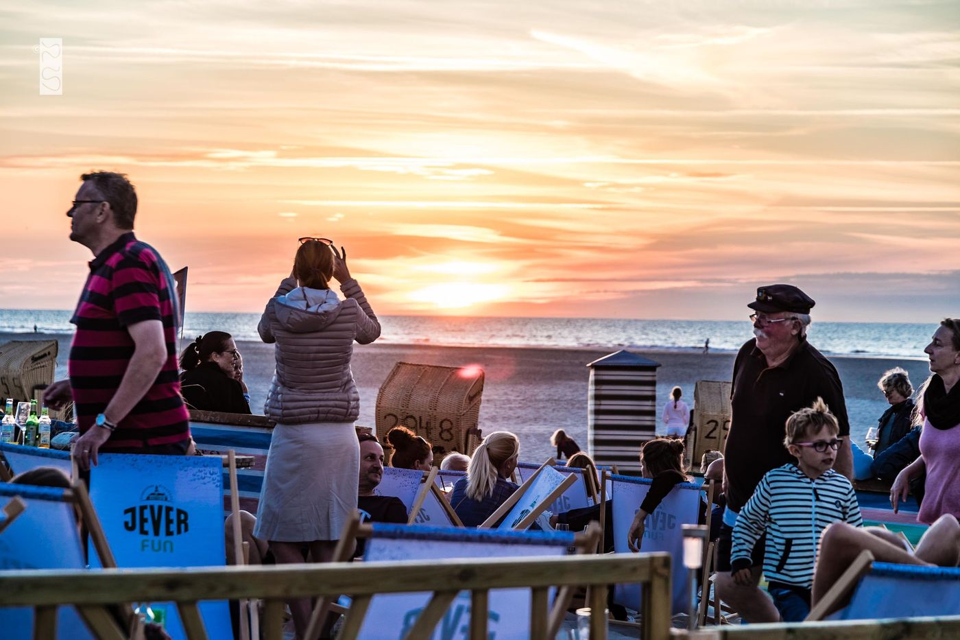 Mit den Füßen im Sand dem Sonnenuntergang entgegenfiebern!