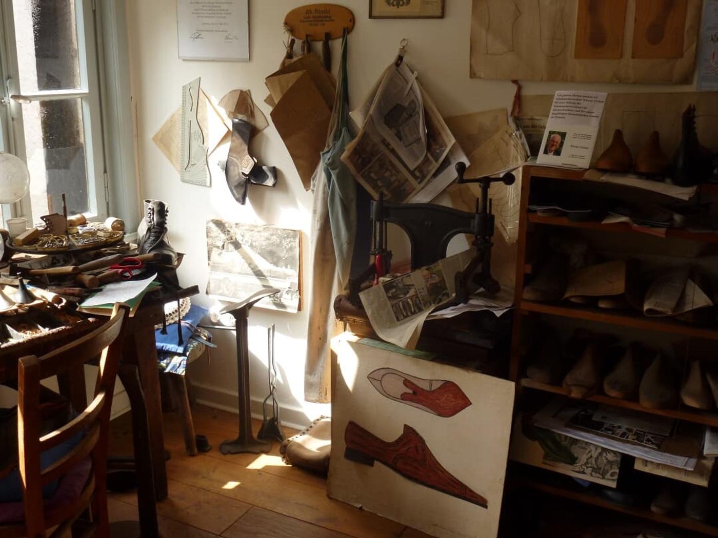 Verborgene Ruine erwacht aus dem Dornröschenschlaf