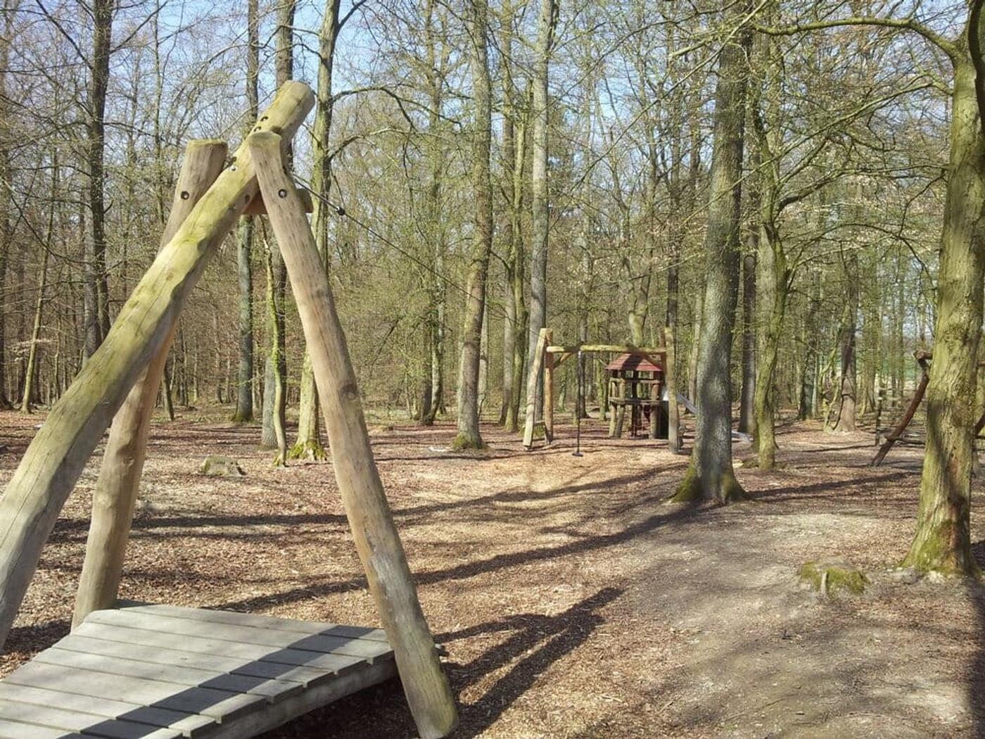 Abenteuer spielen im Wald