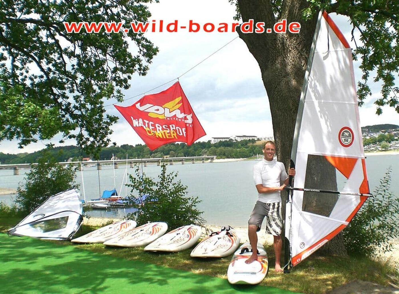 Action auf dem Board in idyllischer Natur