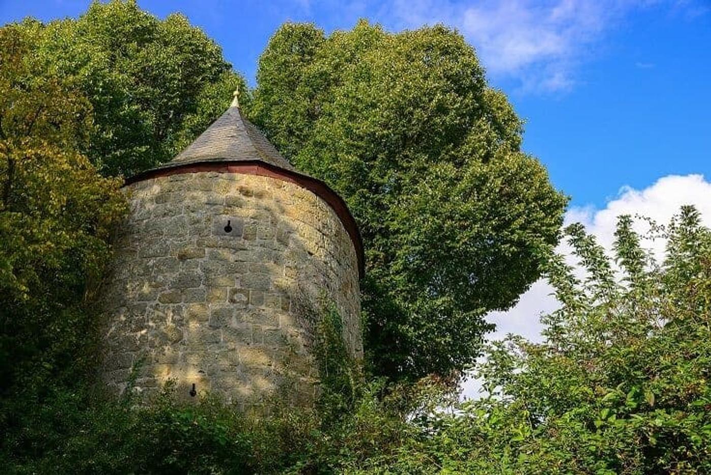 Magische Artefakte im historischen Turm: Ein Besuch voller Überraschungen