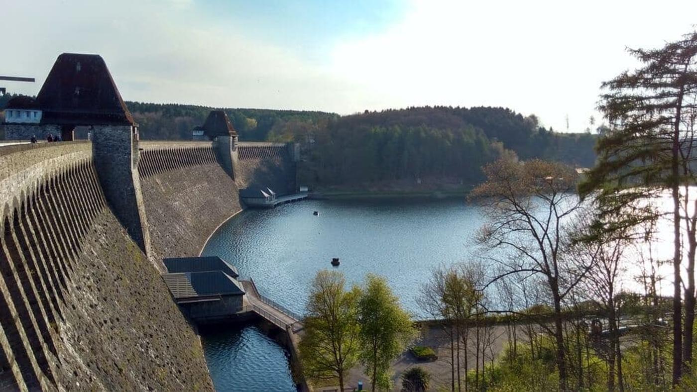 Imposante Talsperre im Naturpark