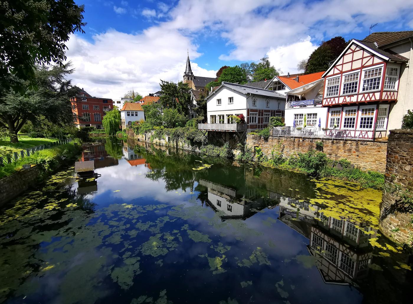 Idyllische Fachwerkgassen am Flussufer