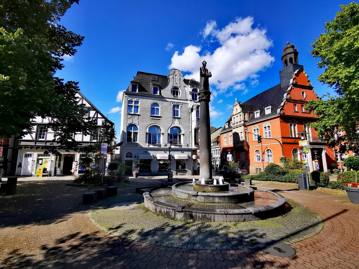 Idyllische Fachwerkgassen am Flussufer