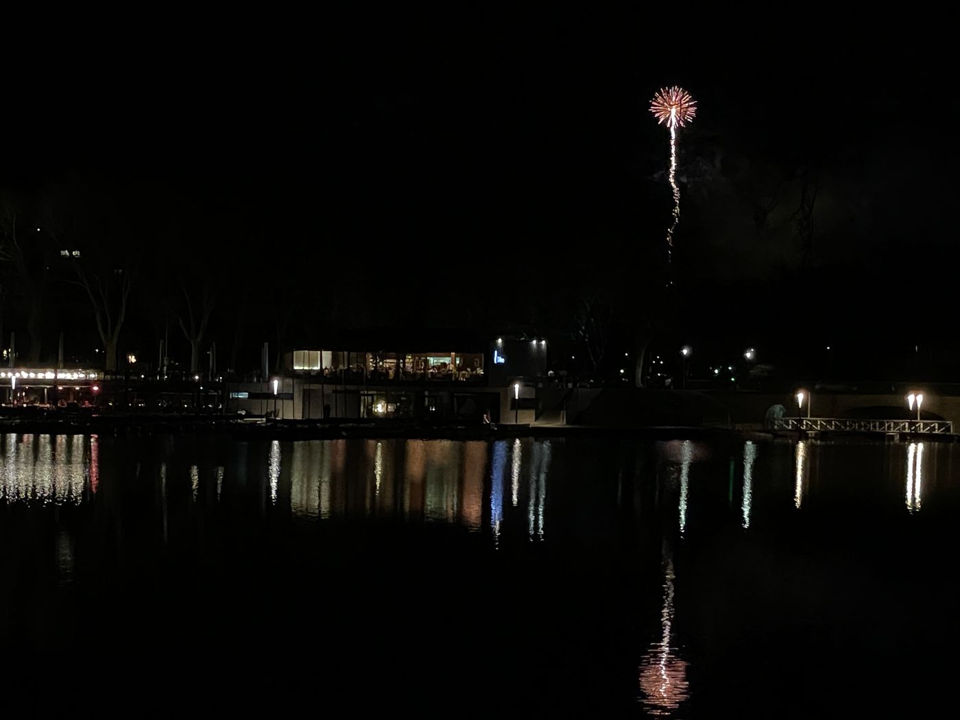 Malerisches Feuerwerk am Wasser