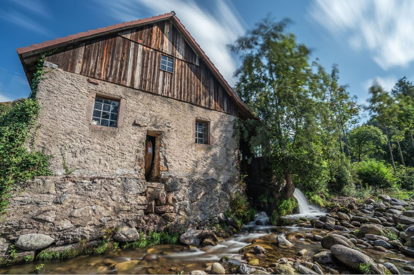 Traditionelle Handwerkskunst und Naturidylle